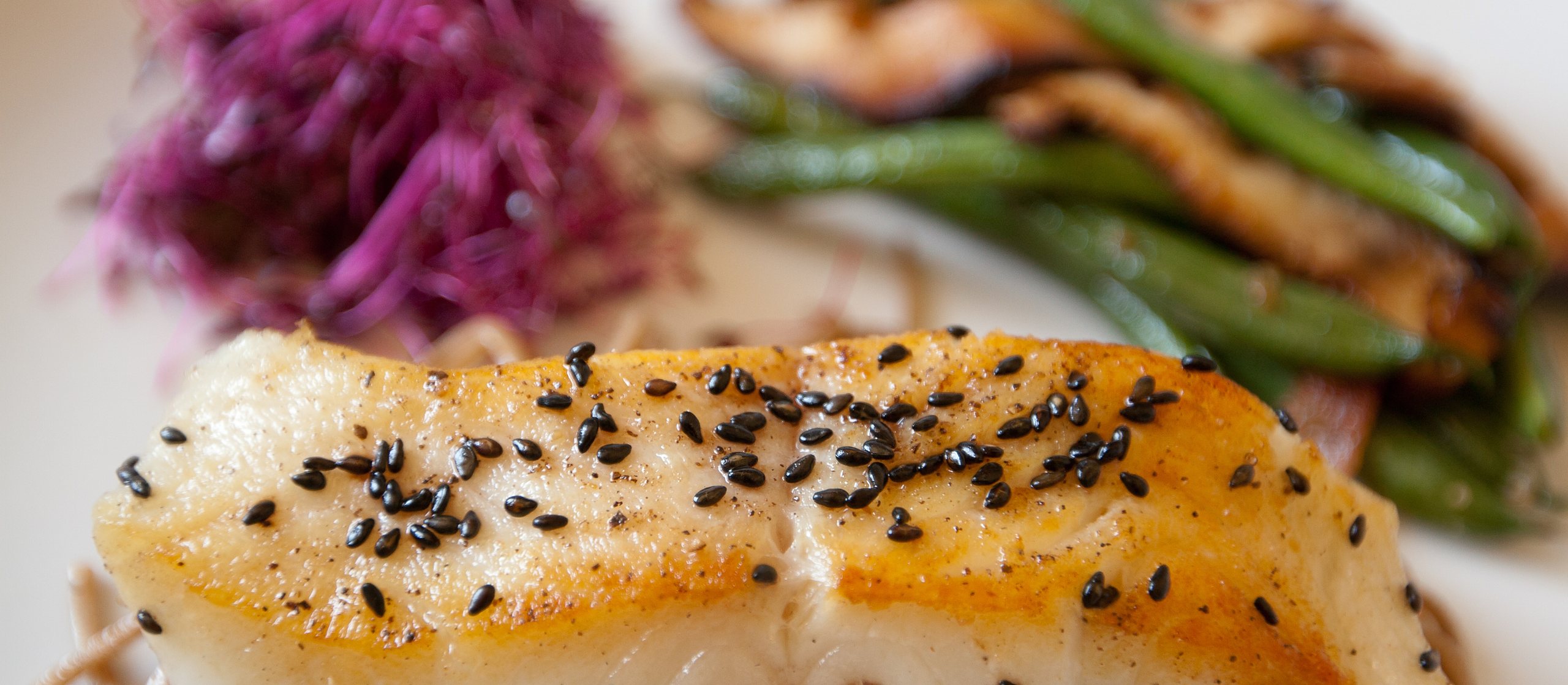 Sesame-crusted fish with green beans and mushrooms